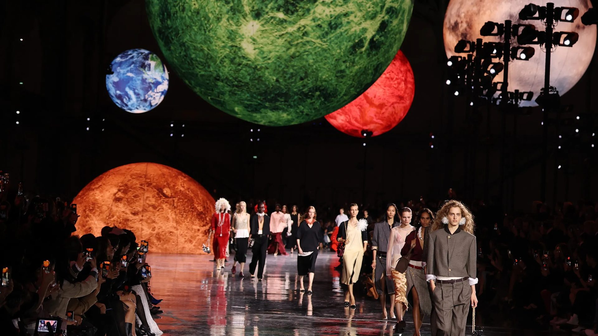 Paris Fashion Week Femme PE 2027 : Guide Complet & Conciergerie de Luxe (28 sept – 6 oct 2026)